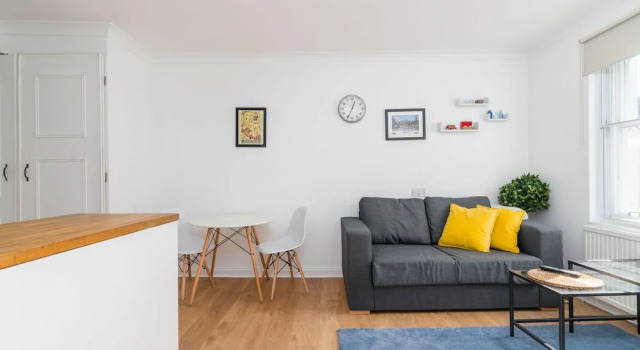 Bright Studio Flat, Amazing Location!