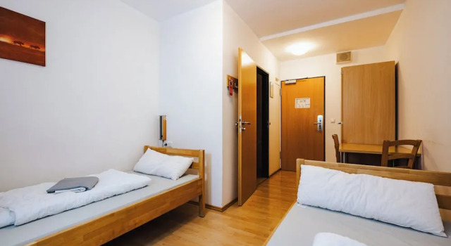 Кровать в общем номере с балконом DJH Jugendherberge Augsburg - Hostel