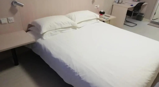 Двухместный номер Standard Jinjiang Inn Urumqi Hongqi Road Branch
