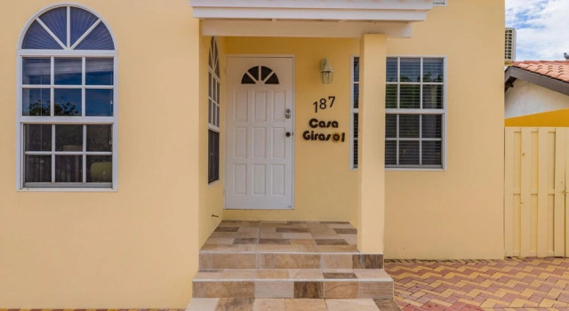 Cute Cozy 3BR Great Location, Varaa Hotelli Noord Aruba