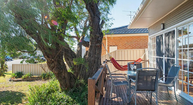 'The Croft' 11 Boulder Bay Rd - Cosy Beach House with Aircon & only 270m to the Beach