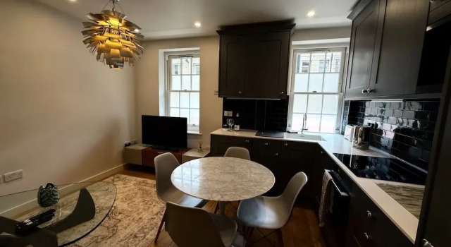 Апартаменты Central London Apartment With 2 Bedrooms -sleeps 6