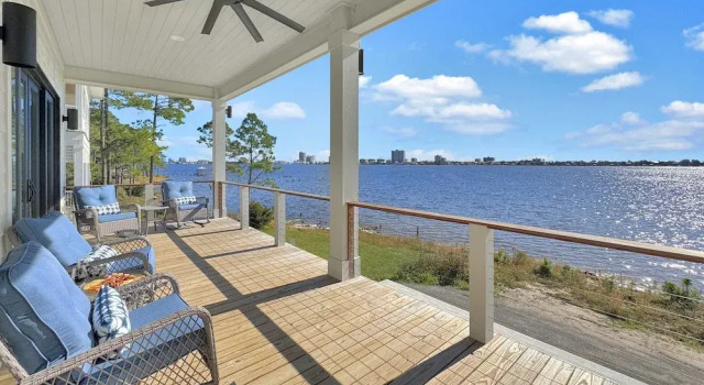 Waterfront Luxury Home for 10 Pool Fireplace, Varaa Lomakoti Huvilat kohteessa Alabama, Villa