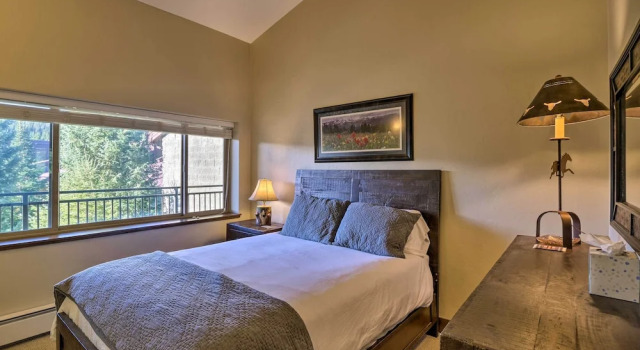 Апартаменты с 3 комнатами с балконом Walk to Ski Lift: Mtn-view Condo in Breckenridge