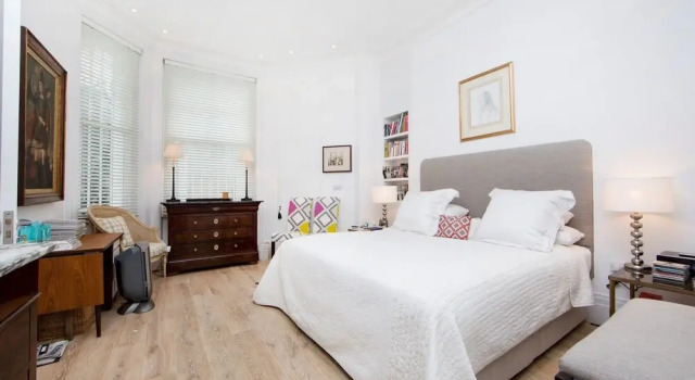 Beautiful and Spacious 2 Bed/2 Bath Property Just Moments From Earls Court