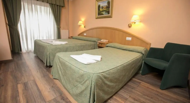 Трёхместный номер Standard с балконом Hotel PAYRO