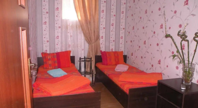 Guest House Nice, Забронировать Гостевой дом Отели Тбилиси с парковкой, рядом с Парк Рике, Парковка