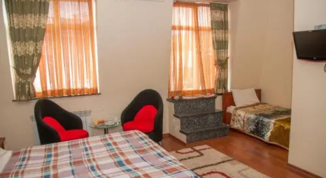 Family Hotel, Забронировать Отель Отели Батуми с парковкой, рядом с Фонтан Нептуна, Парковка
