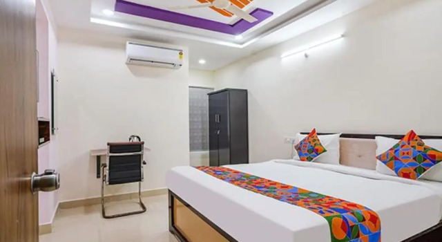 Номер Deluxe FabHotel Sri Karthikeya Grand - Nr Nexus Mall, Kukatpally