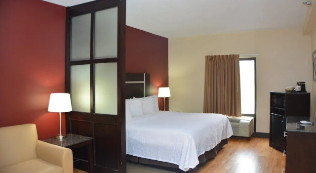 Номер Superior Red Roof Inn PLUS+ & Suites Chattanooga - Downtown