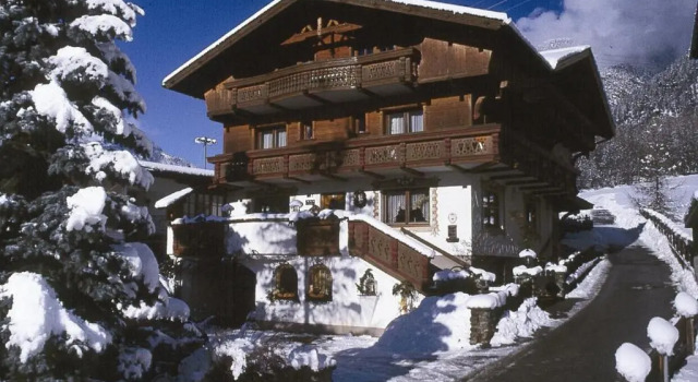 Кровать в общем номере Haus Romantika
