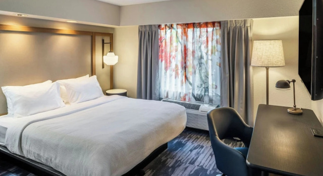 Двухместный люкс Fairfield Inn & Suites Butler