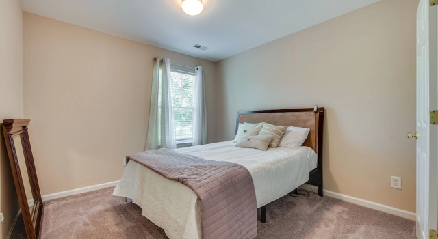Апартаменты Charlotte Townhome w/ Deck: 18 Mi to Downtown!