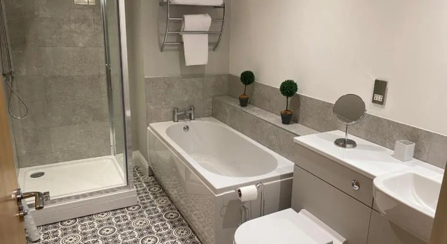 Апартаменты GS - Luxury, modern town centre, 2 beds, free parking for one vehicle