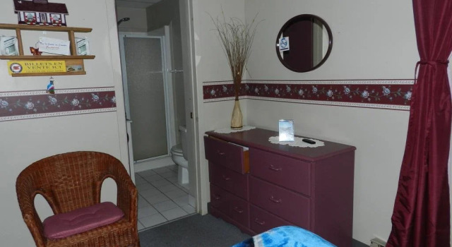 Auberge Chez Caro, Rezerwuj Hostel Hotele w Manicouagan z parkingiem, Parking
