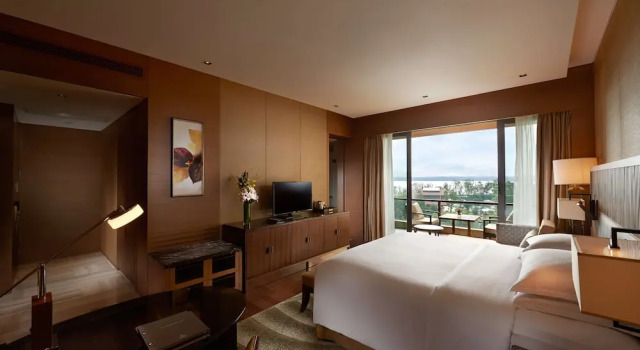 Номер Standard с балконом Hilton Wuhan Optics Valley