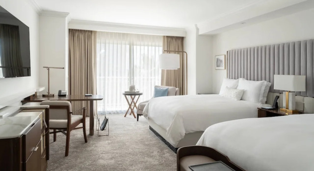 Номер с видом на озеро и бассейн The Ritz-Carlton Orlando, Grande Lakes