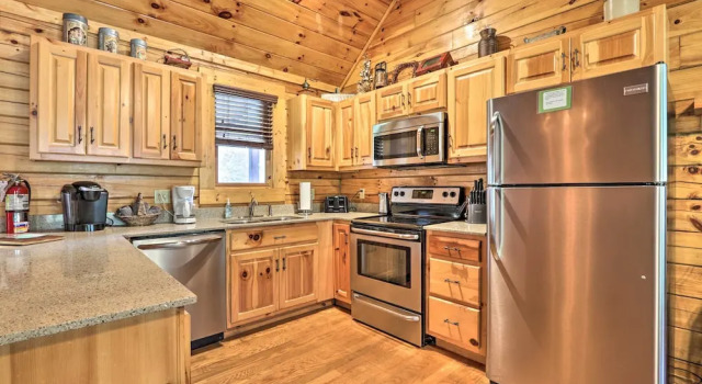 Коттедж с 2 комнатами 3 Mi to Dollywood: Hot Tub Hideaway in Smoky Mtns