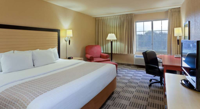 La Quinta Inn Suites White Plains Elmsford, Book Hotel Elmsford Westchester County