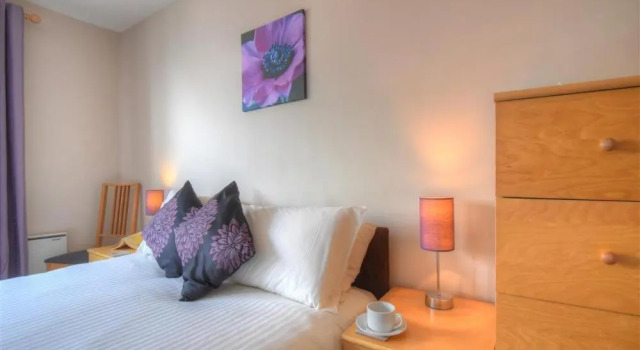 4 Bay View Court, Забронировать Дом для отпуска Отели Лайм-Риджис с парковкой, рядом с Church Cliff Beach, Парковка