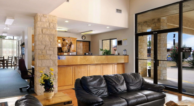 Days Inn & Suites by Wyndham Llano, Buchen Sie Hotel Llano Texas Hill Country