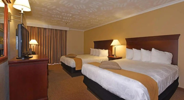 Четырёхместный номер Standard с видом на бассейн Best Western Plus Ahtanum Inn