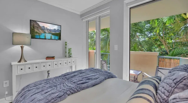 Treetop Retreat Cozy 2 Bedroom in Grove