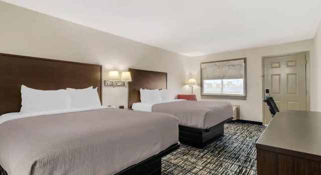 Четырёхместный номер Standard Quality Inn & Suites near six flags and medical center