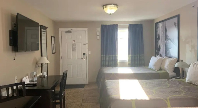 Четырёхместный номер Standard Super 8 by Wyndham Fort McMurray