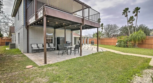 Patio & Balcony: Gulf Coast Retreat in Brownsville, Забронировать Отель Браунсвилл Rio Grande Valley