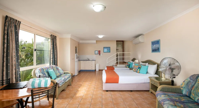 Номер Standard c 1 комнатой с балконом Sunlit Waters Studio Apartments