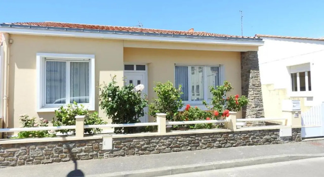 Charmant T3 avec Jardin Clos à 700m de la Plage et Commerces - FR-1-92-768, Забронировать Отель Бизнес-отели Ле-Сабль-д'Олон, 4* 5*