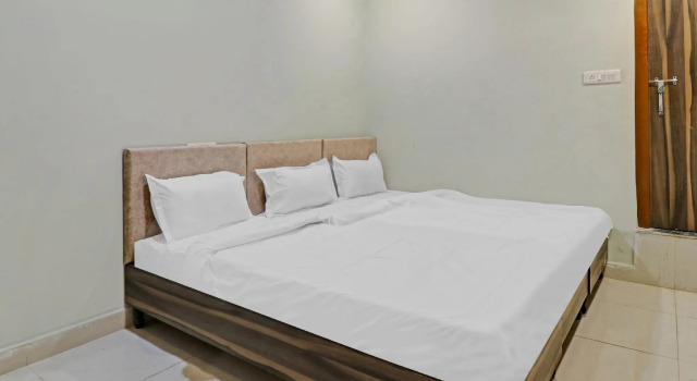 OYO Flagship 83407 Hotel Satkar Lodge