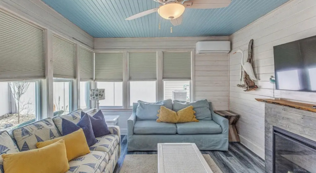 Коттедж Private Yard, Patio and Grill Surfside Beach Home!