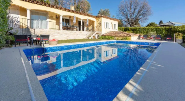 Коттедж Family house with swimming pool parking space and pétanque court!