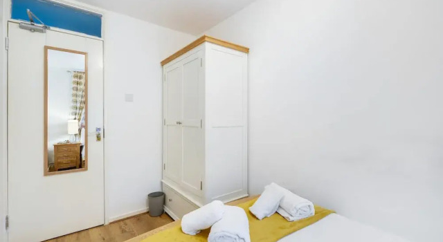 Spacious 4-Bedroom 2-Bath Home in Bywood, Book Pension Bracknell Berkshire