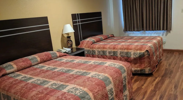 Четырёхместный номер Standard Colonial Inn Hammond
