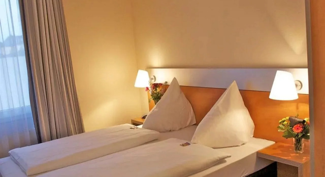 Senator Hotel, Забронировать Отель Отели Франкфурт-на-Майне с парковкой, рядом с Euro Symbol, Парковка