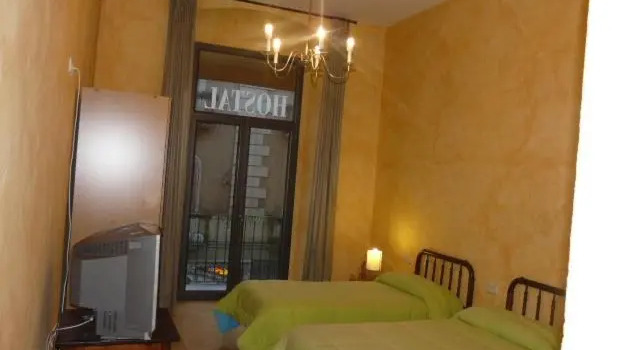 Трёхместный номер Standard с балконом Hostal Adarnius