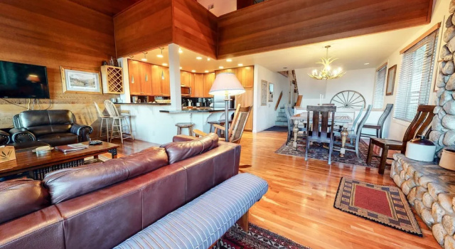 Bridges Townhome 9 Deluxe, Mountain View Townhome with Private Decks and Washer Dryer, Walk to Slopes by RedAwning