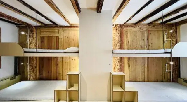 Кровать в общем номере Deep Alley Youth Hostel