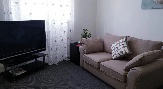F6 Bath Road Apartment