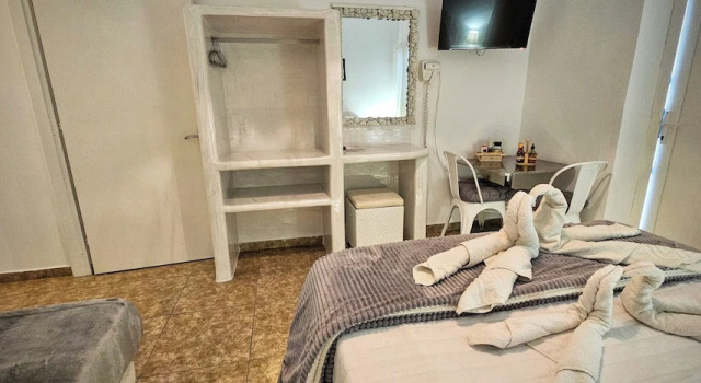 Room-pleasure Room 2 By The Sea, Забронировать Апартаменты/квартира Отели Санторини с парковкой, рядом с Пляж Перисса, Парковка