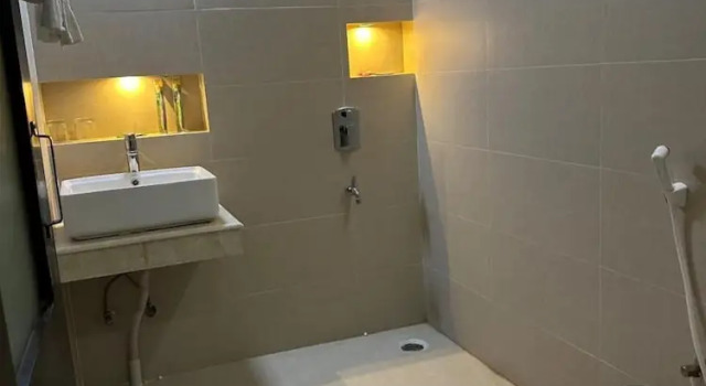 Номер Deluxe Ambassador Hotel