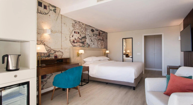 Двухместный номер Standard с балконом и с видом на бассейн Four Points by Sheraton Sesimbra