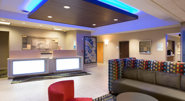 Holiday Inn Express Hastings, an IHG Hotel, Reserva ahora Hotel Hoteles en Nebraska con aparcamiento, Aparcamiento