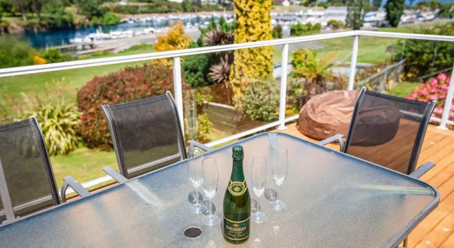 Central Riverside Retreat - Taupo Holiday Home, Rezervasyon Otel Taupo 