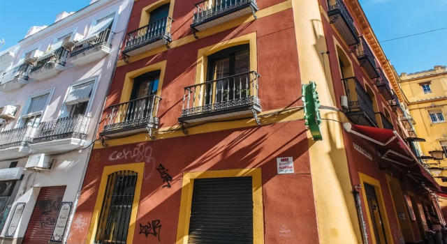 Chiqui and Vicente Bright Apartment
