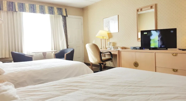 Четырёхместный номер Economy с балконом Hotel Motel Penn-Mass