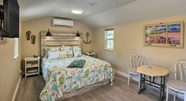 Tropical Palm Harbor Studio: Walk to Gulf!